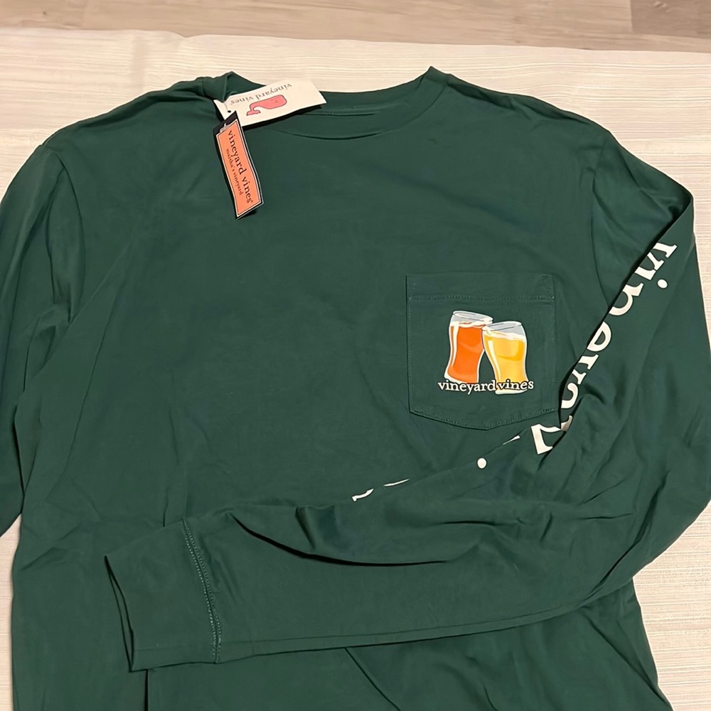 Vineyard Vines green long sleeve beer flight shirt XS NWT